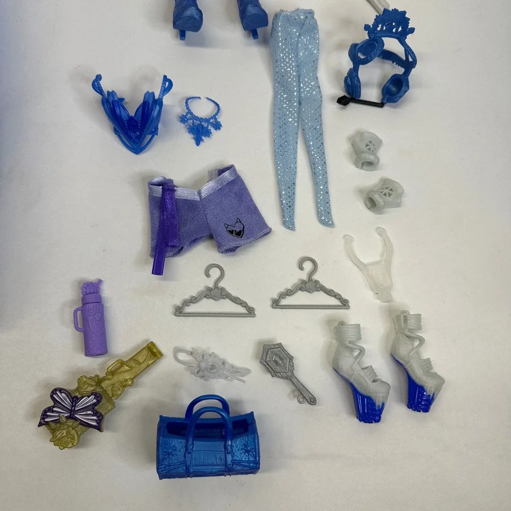Monster High Skulltimate Secrets Abbey Bominable G3 Doll & Coffin Locker Set